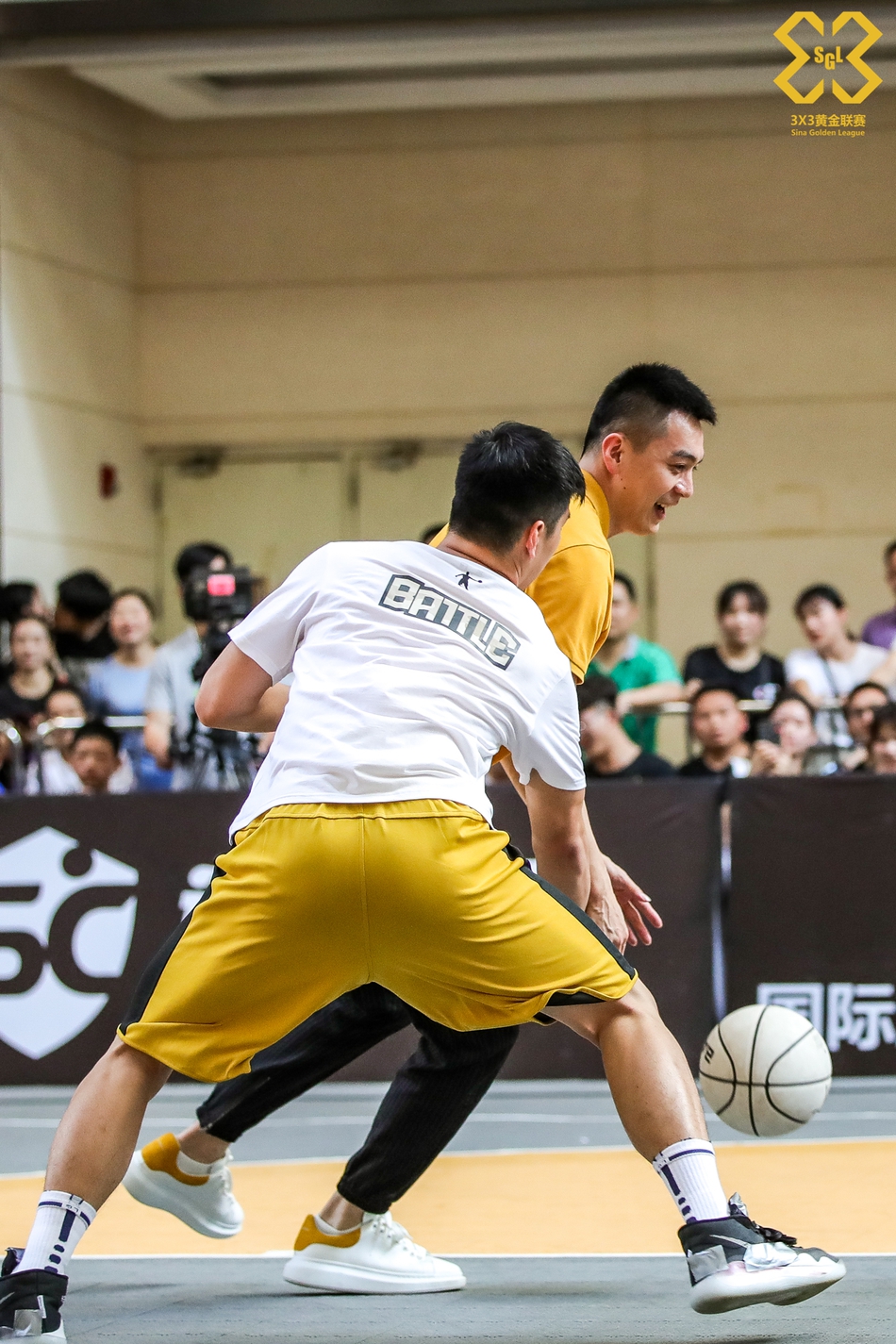 杨鸣现身黄金联赛武汉站现场互动