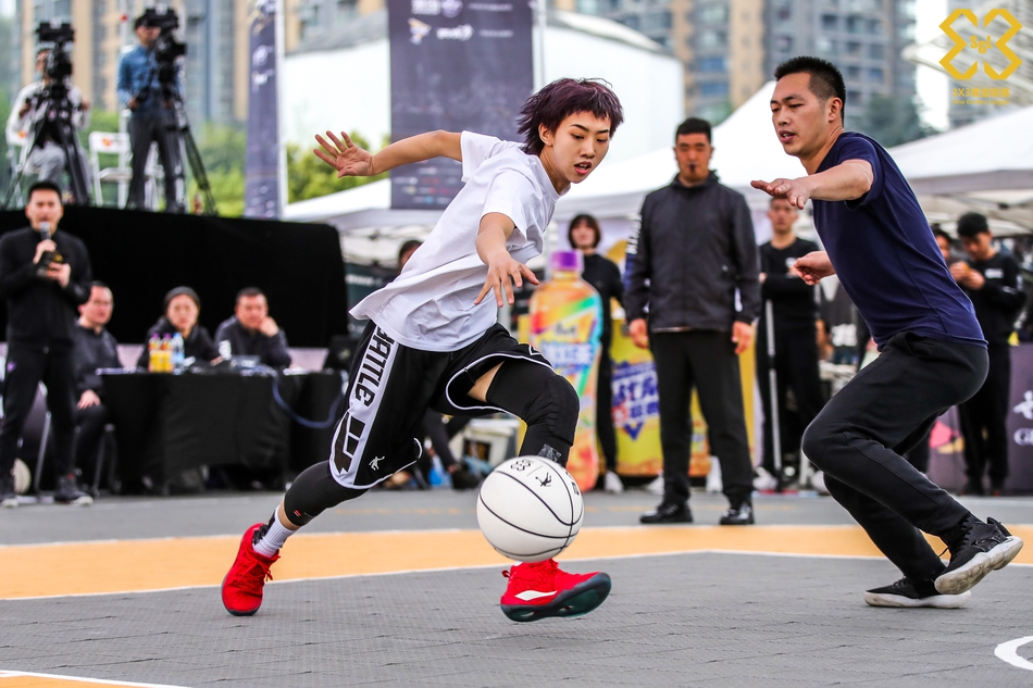 单挑！妹子3分钟打爆三位壮汉