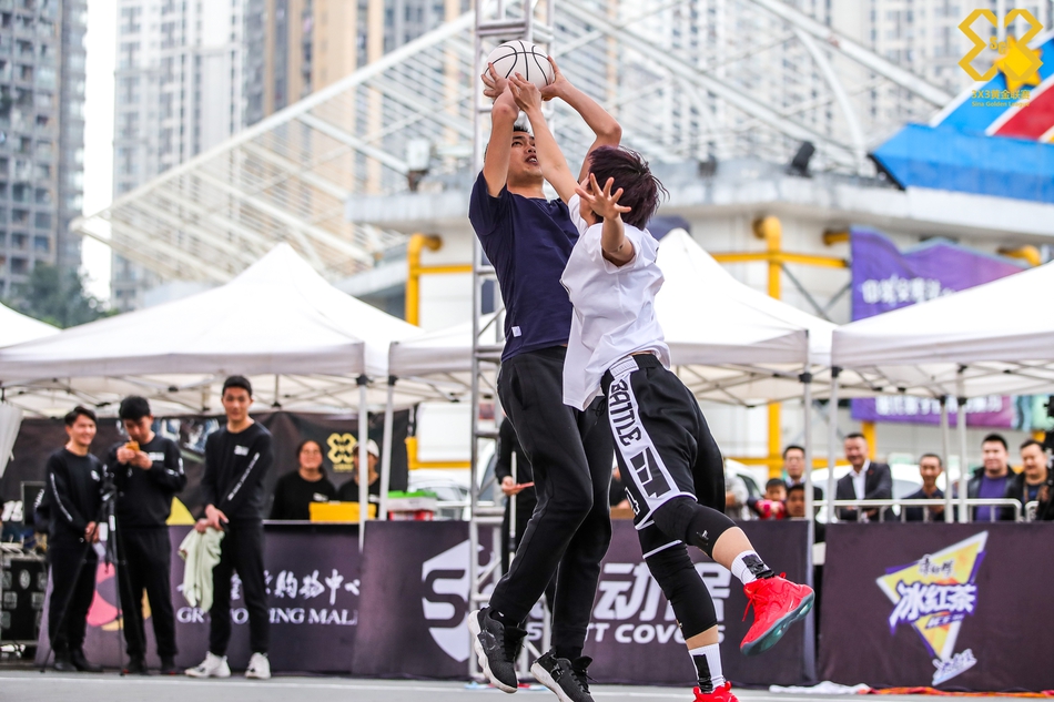 单挑！妹子3分钟打爆三位壮汉