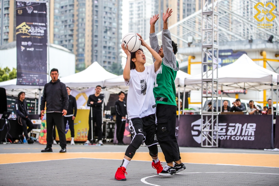 单挑！妹子3分钟打爆三位壮汉