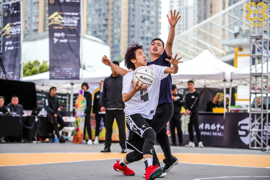 单挑！妹子3分钟打爆三位壮汉