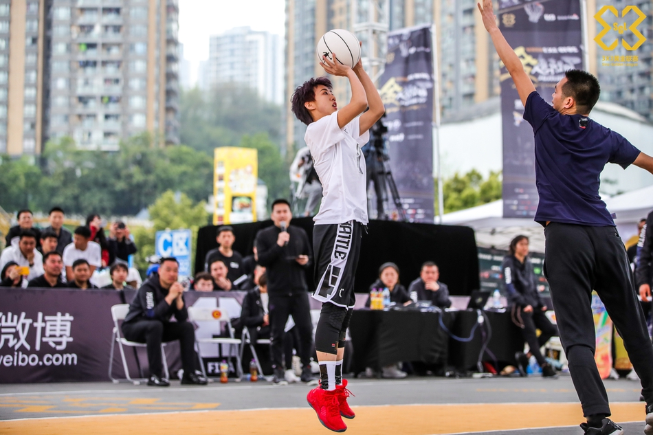 单挑！妹子3分钟打爆三位壮汉