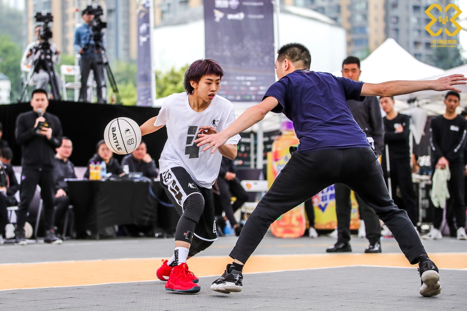 单挑！妹子3分钟打爆三位壮汉