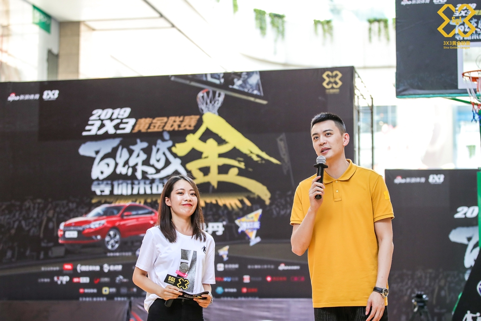 杨鸣现身黄金联赛武汉站现场互动