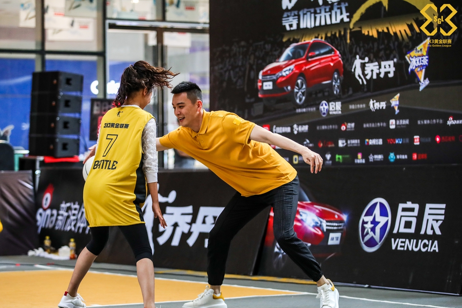 杨鸣现身黄金联赛武汉站现场互动