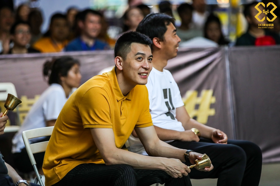 杨鸣现身黄金联赛武汉站现场互动
