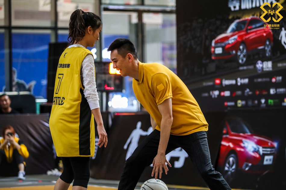 杨鸣现身黄金联赛武汉站现场互动