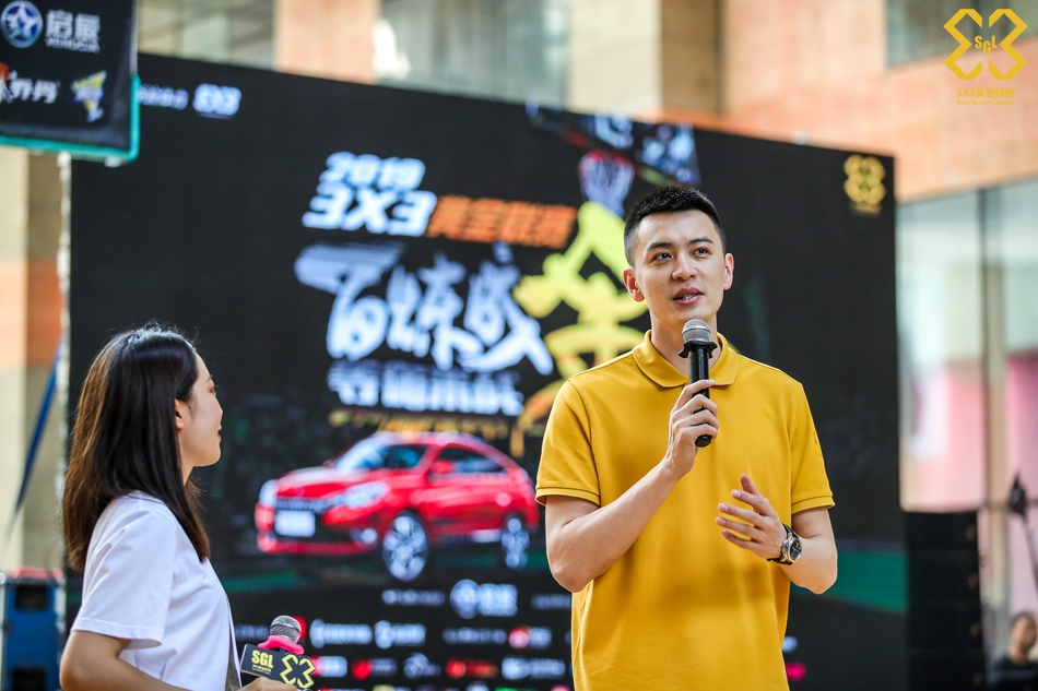 杨鸣现身黄金联赛武汉站现场互动