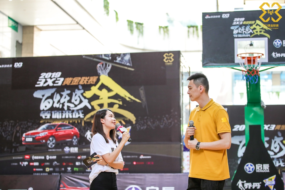 杨鸣现身黄金联赛武汉站现场互动