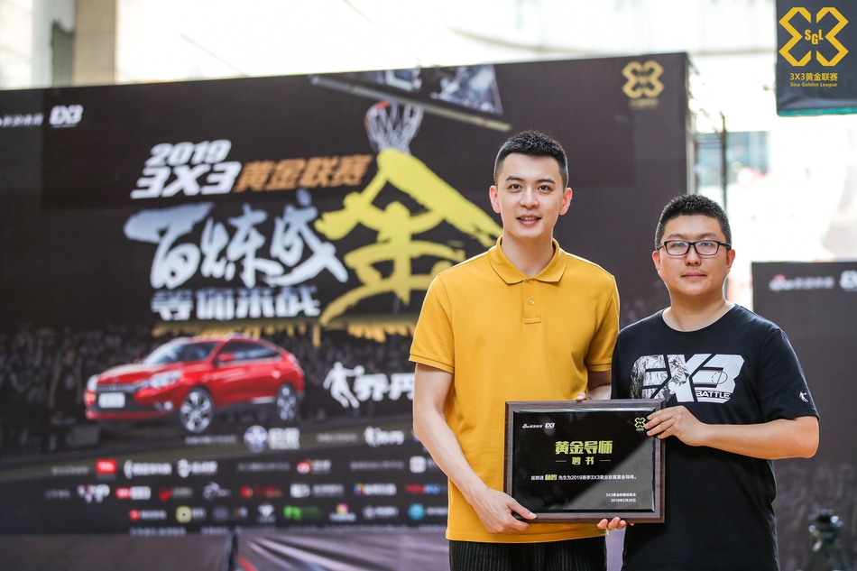 杨鸣现身黄金联赛武汉站现场互动