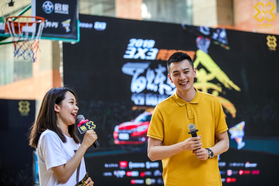 杨鸣现身黄金联赛武汉站现场互动