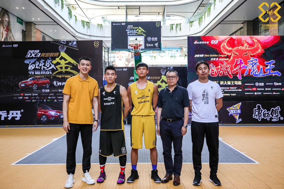 杨鸣现身黄金联赛武汉站现场互动