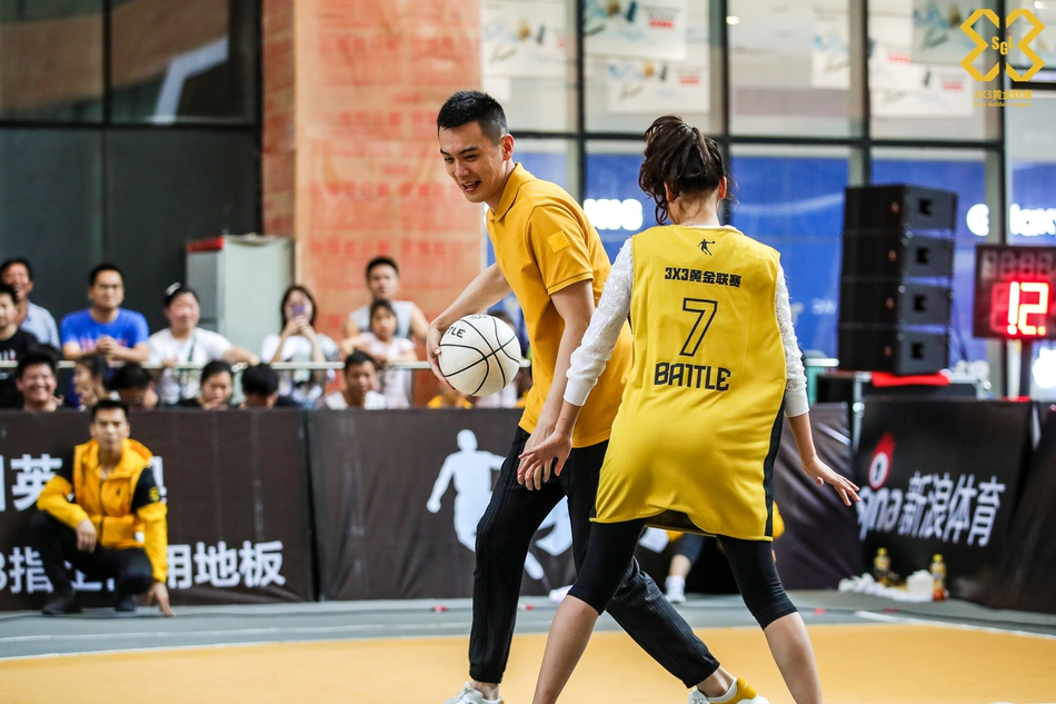 杨鸣现身黄金联赛武汉站现场互动