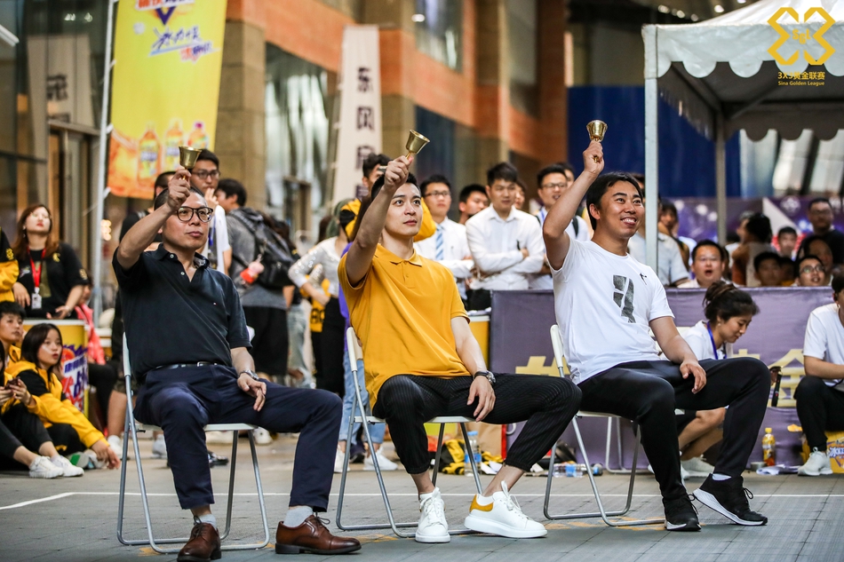 杨鸣现身黄金联赛武汉站现场互动