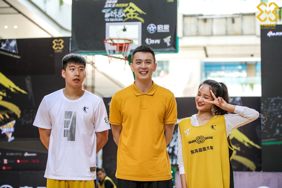杨鸣现身黄金联赛武汉站现场互动