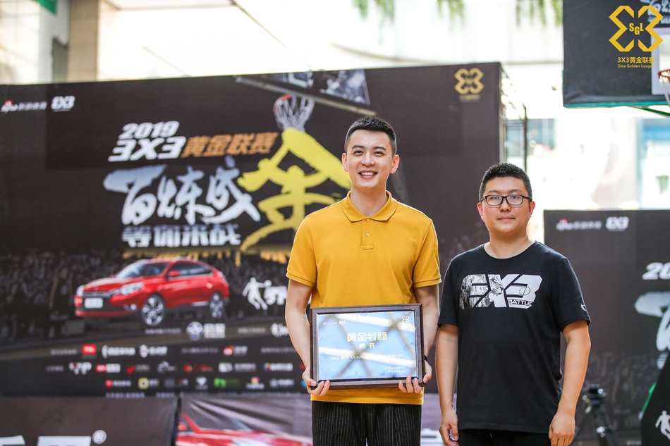 杨鸣现身黄金联赛武汉站现场互动