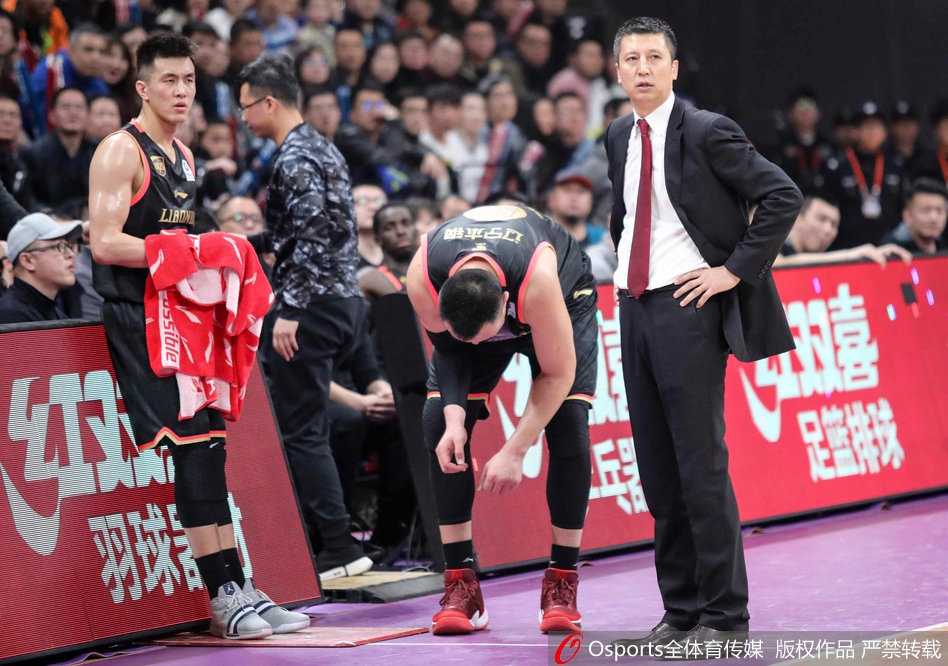 韩德君手部受伤疑似骨折