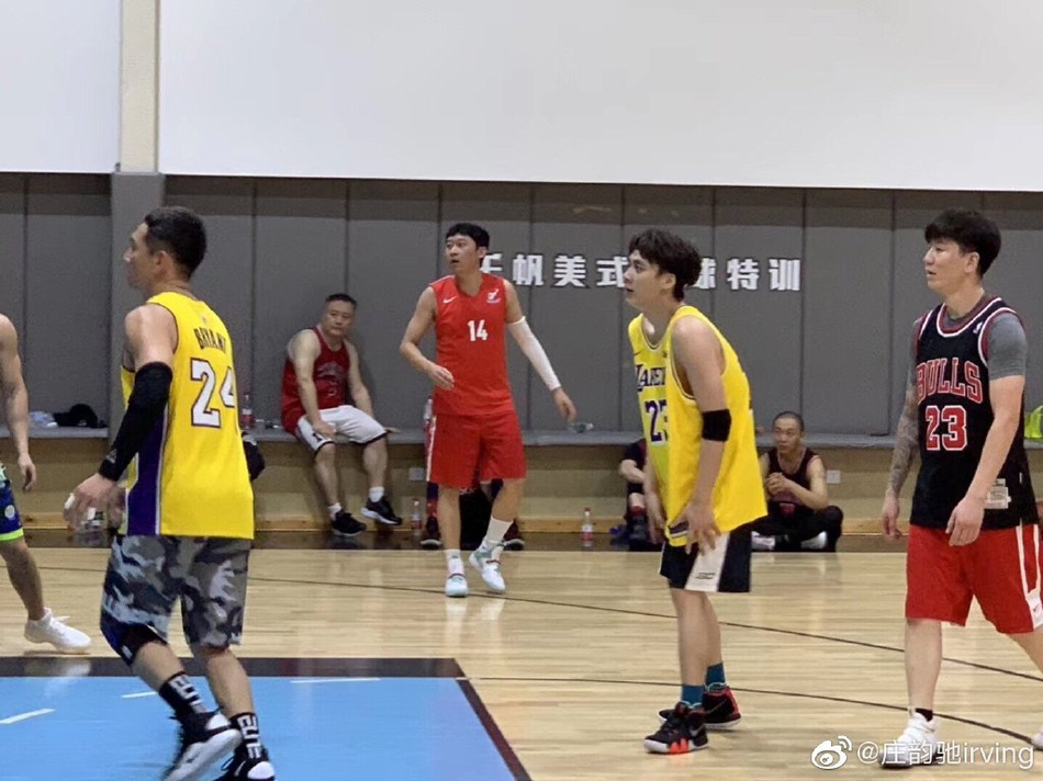 李易峰篮球场实战 跳投真准