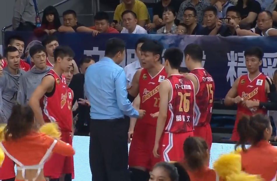 许钟豪与王治郅激烈言语冲突