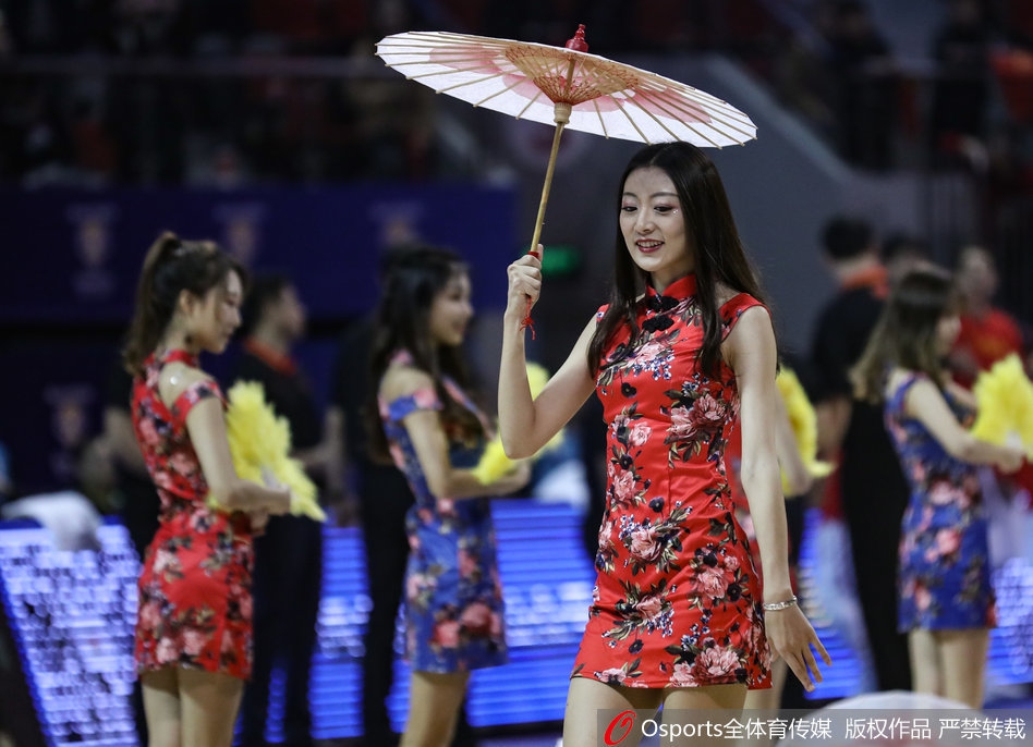 篮球宝贝助阵男篮世预赛