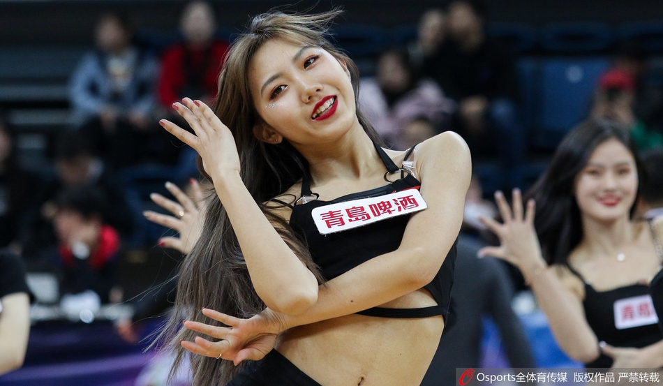 天津篮球宝贝性感短裤秀长腿