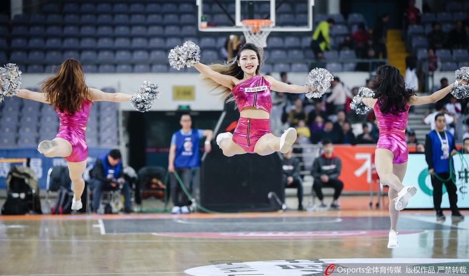 北京北控篮球宝贝热舞助威