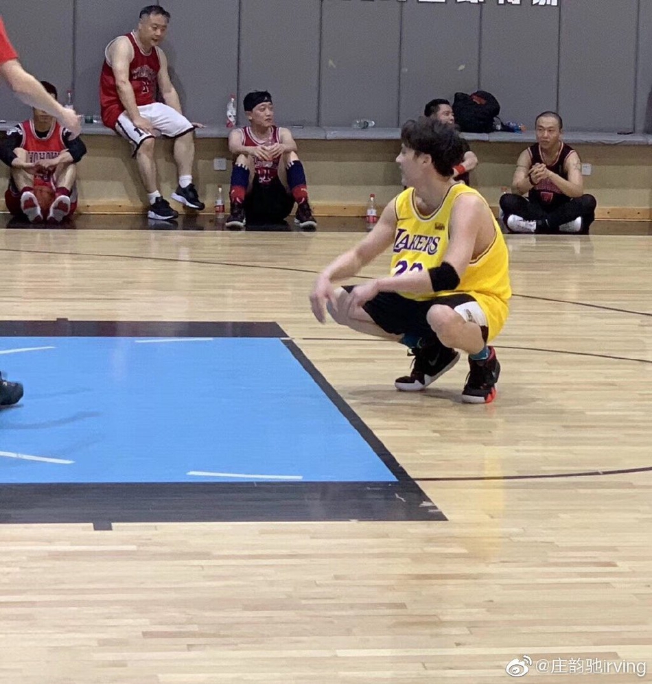 李易峰篮球场实战 跳投真准