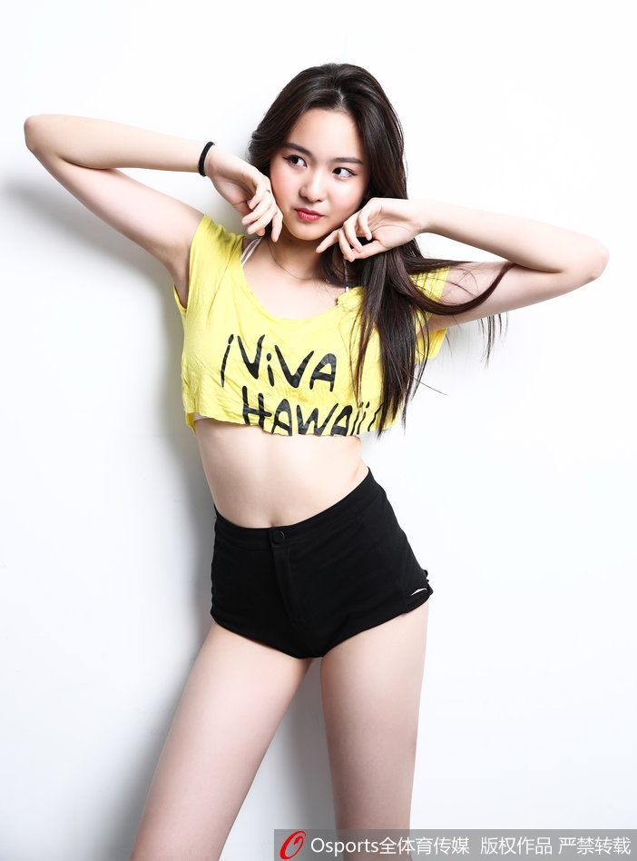 广东篮球宝贝写真 短裤秀美腿很俏皮