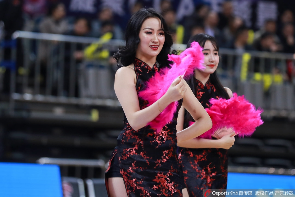 美女宝贝"扇子SHOW"尽显半遮面之美