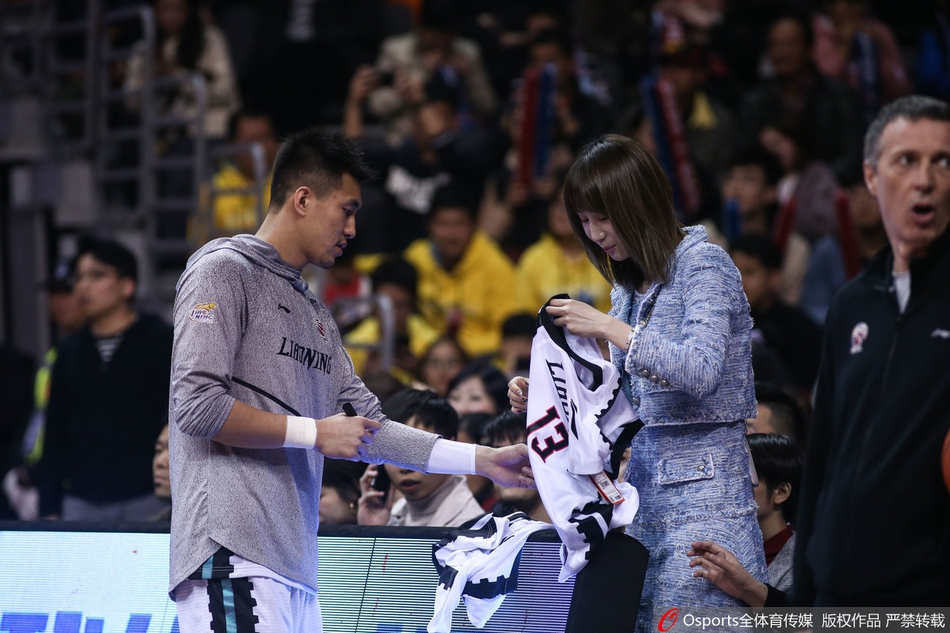 郭艾伦为周鹏妻子刘小美签名