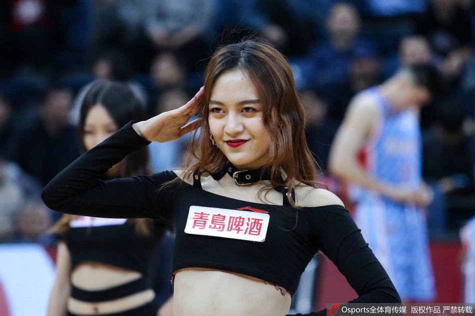 天津篮球宝贝性感短裤秀长腿