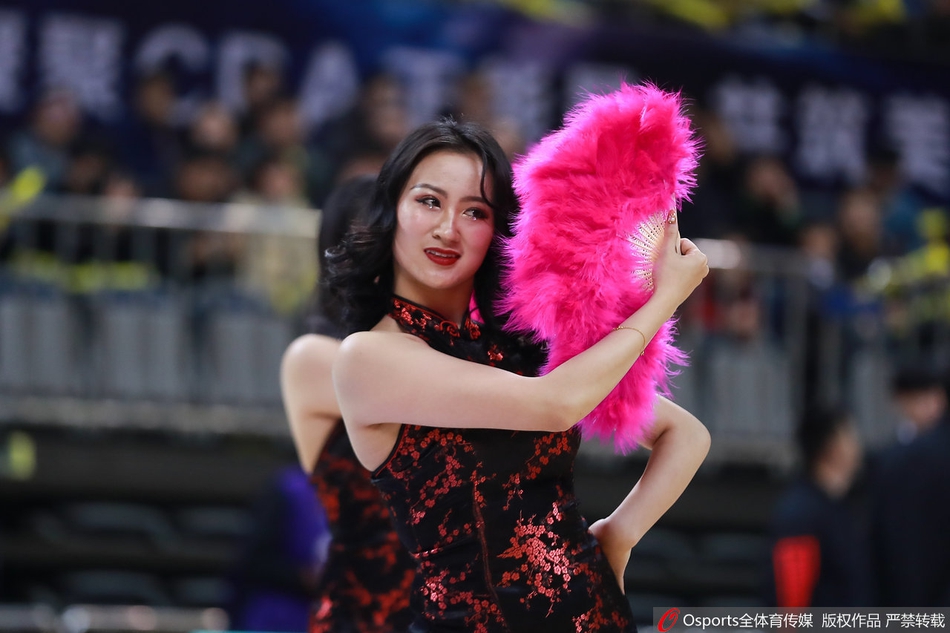 美女宝贝"扇子SHOW"尽显半遮面之美