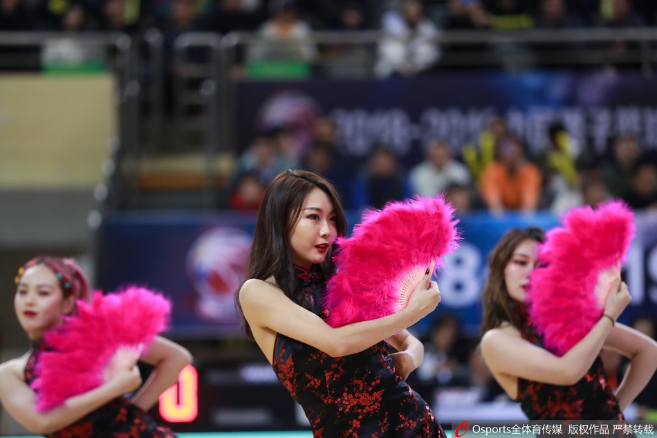 美女宝贝"扇子SHOW"尽显半遮面之美