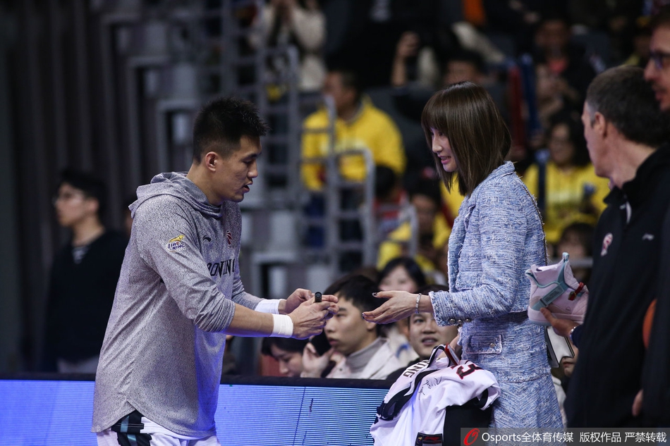 郭艾伦为周鹏妻子刘小美签名