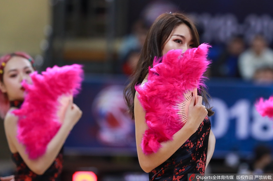 美女宝贝"扇子SHOW"尽显半遮面之美