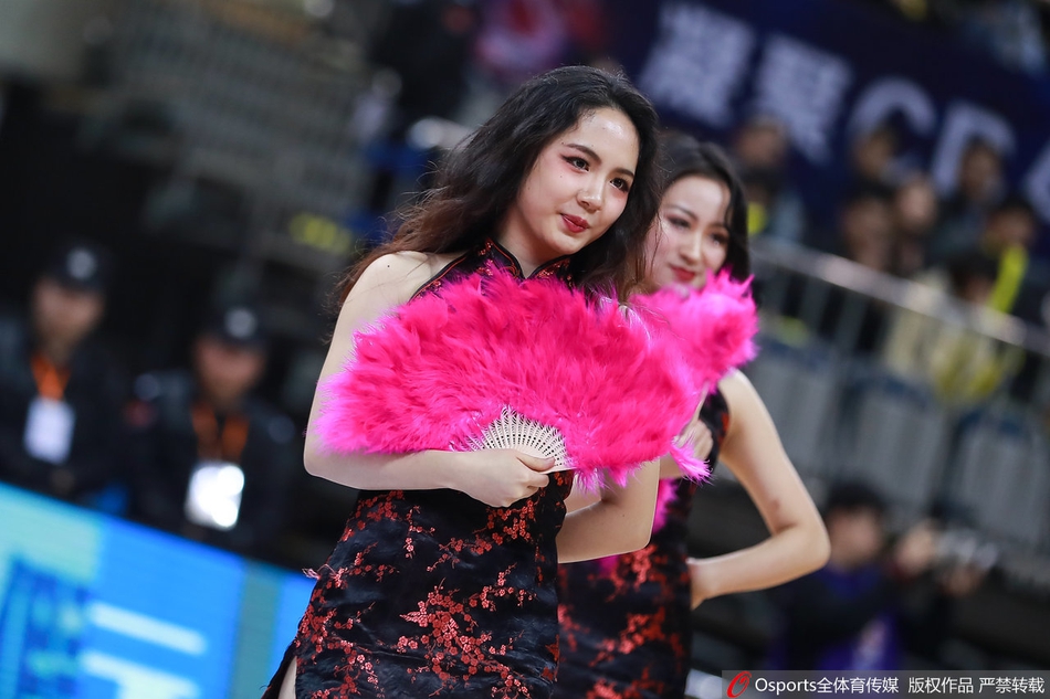 美女宝贝"扇子SHOW"尽显半遮面之美