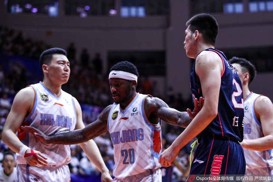 总决赛G4：李根与任骏飞对峙险冲突