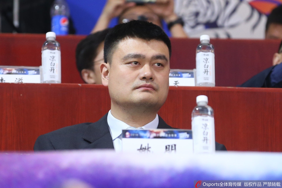 姚明观战总决赛，现场球迷争相拍照