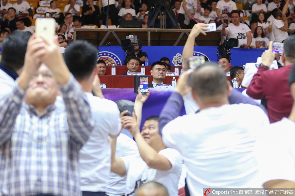 姚明观战总决赛，现场球迷争相拍照