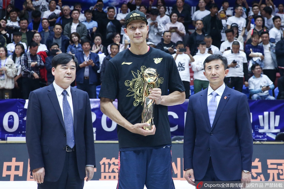 易建联获2018-19赛季总决赛MVP