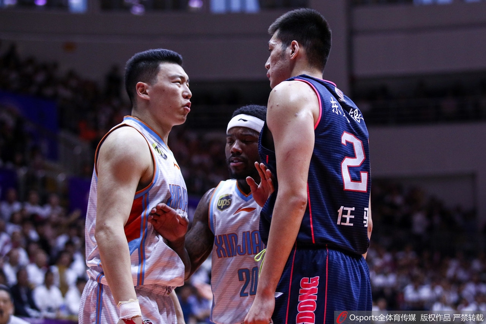 总决赛G4：李根与任骏飞对峙险冲突