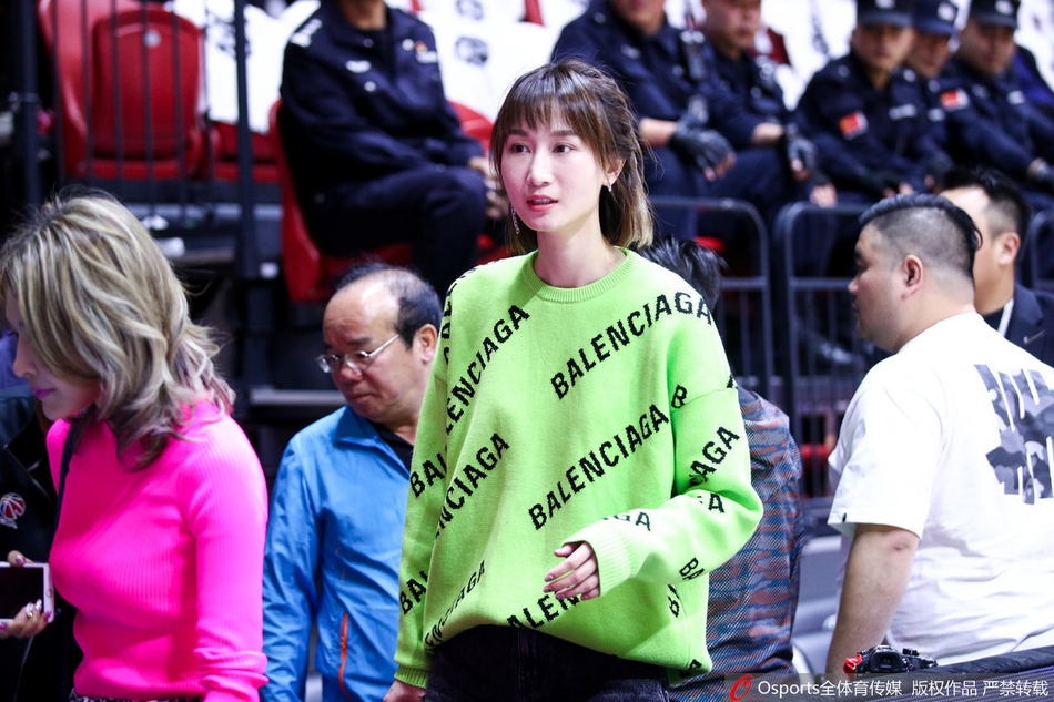 总决赛G4：周鹏妻子客场助威