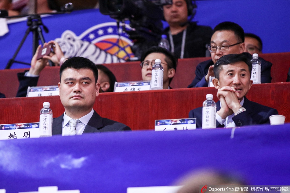 姚明观战总决赛，现场球迷争相拍照