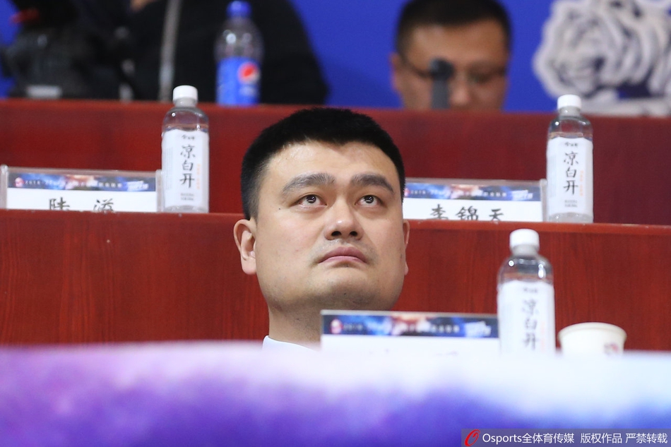 姚明观战总决赛，现场球迷争相拍照