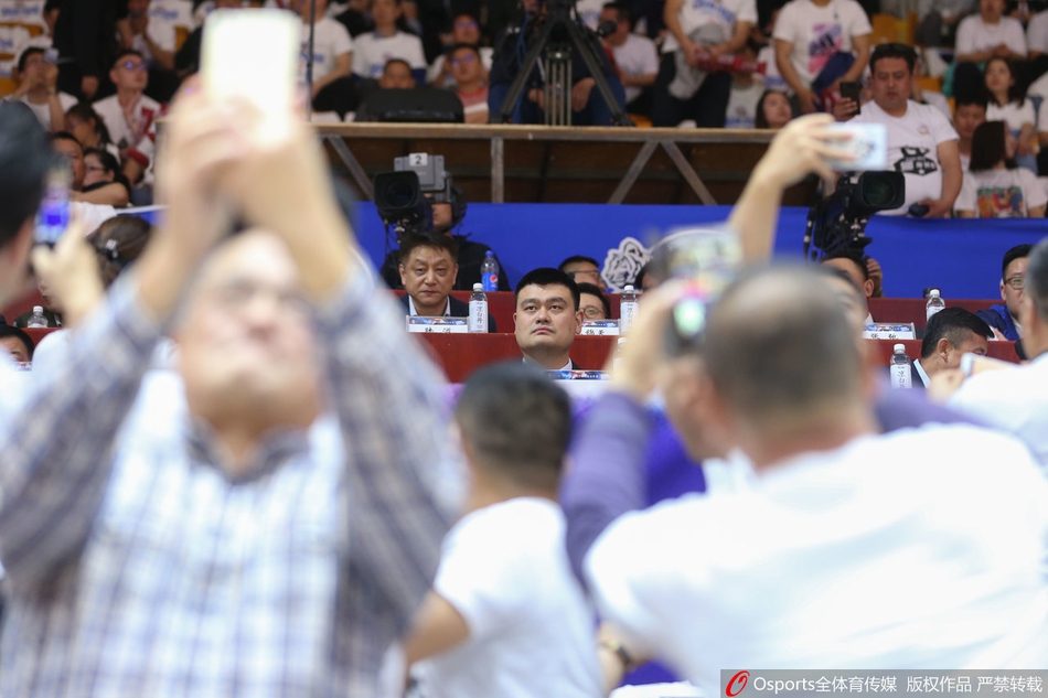 姚明观战总决赛，现场球迷争相拍照