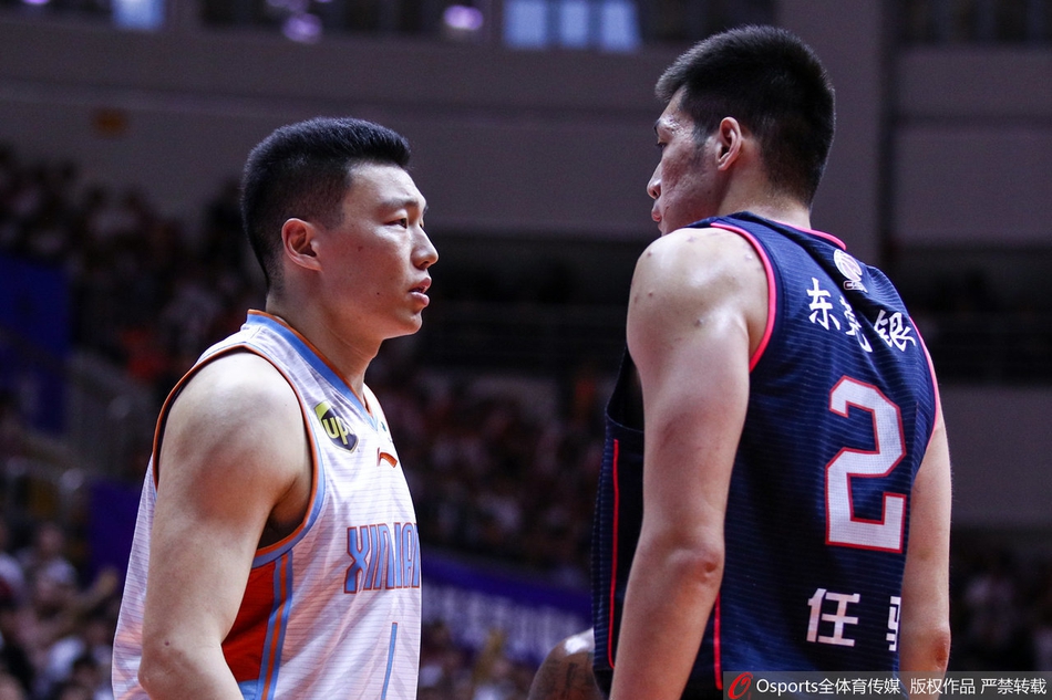 总决赛G4：李根与任骏飞对峙险冲突