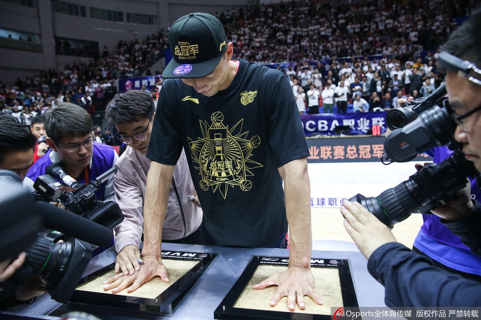 易建联获2018-19赛季总决赛MVP