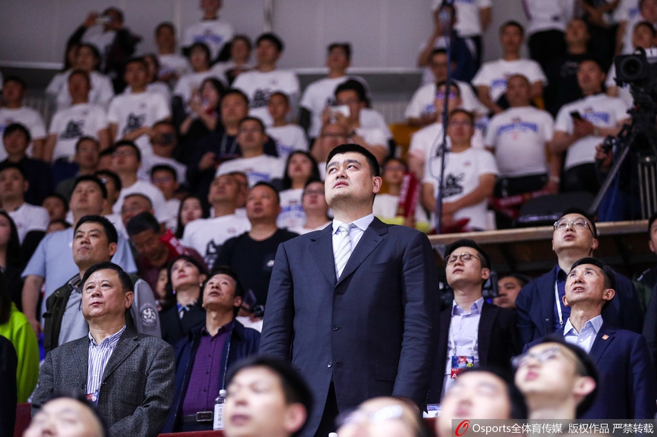 姚明观战总决赛，现场球迷争相拍照