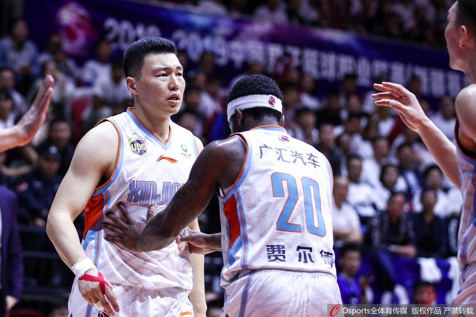 总决赛G4：李根与任骏飞对峙险冲突