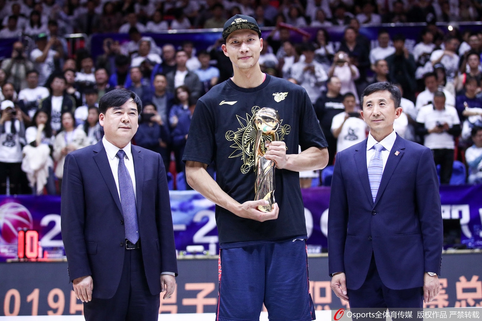 易建联获2018-19赛季总决赛MVP